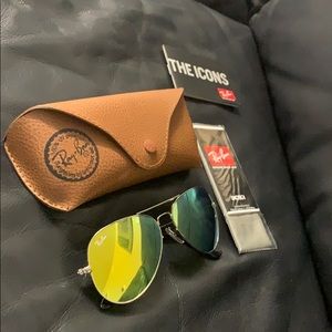 New Ray Ban sunglasses comes with case and cloth